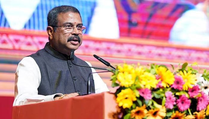 অবশেষে আন্দোলনের মুখে পদত্যাগ করলেন ভারতের শিক্ষামন্ত্রী