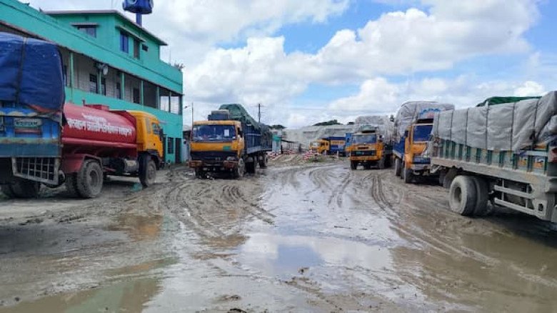 বৃষ্টিতে বালু-কাদায় নাকাল মজুচৌধুরীর হাট ফেরিঘাট, চরম দুর্ভোগ