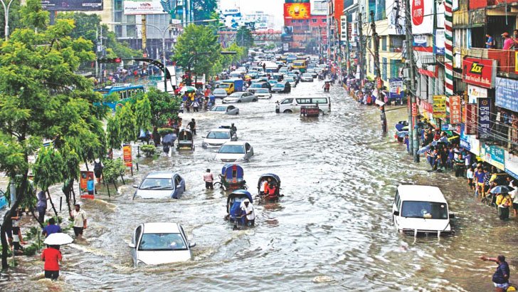 বর্ষায় জলাবদ্ধ ঢাকার জনজীবন