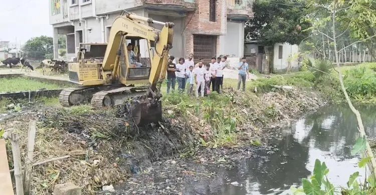 বাবুগঞ্জে স্বেচ্ছাশ্রমে খাল পরিষ্কার কর্মসূচির উদ্বোধন
