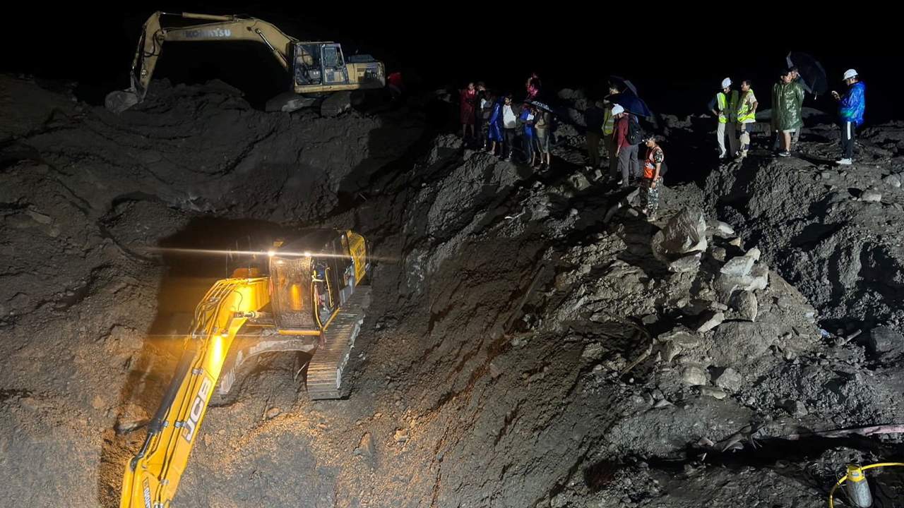 নেপালের জলবিদ্যুৎ টানেলে ৯ শতাধিক মানুষ আটকা