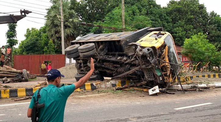 রাজশাহীতে বালুবোঝাই ট্রাক উল্টে আহত ২