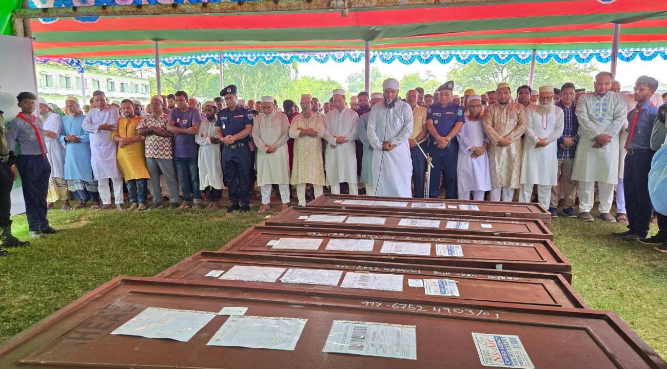 নওগাঁয় ৭ প্রবাসীর জানাজা হলো একসঙ্গে