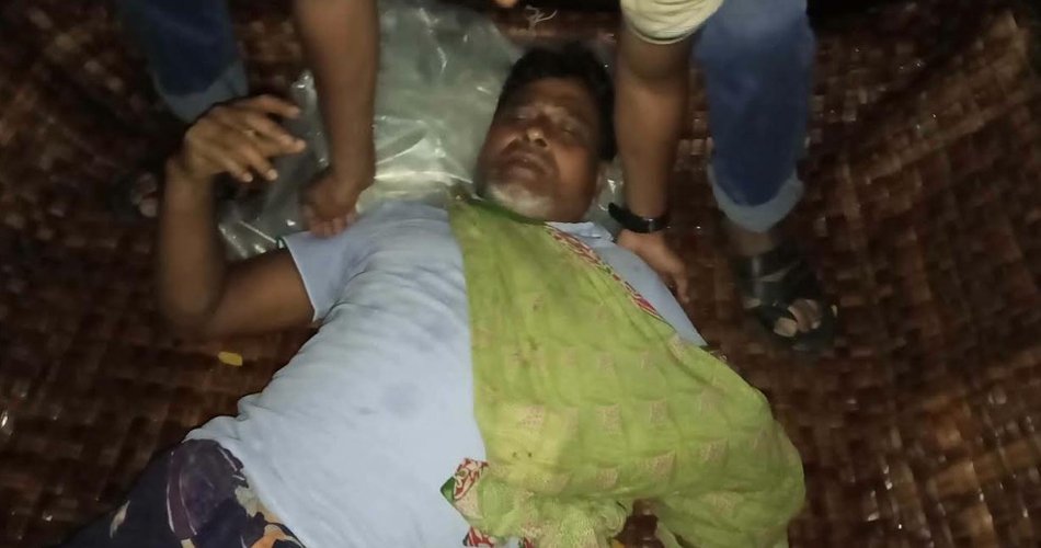 ধারালো অস্ত্র দিয়ে কুপিয়ে মৃত ভেবে ফেলে রাখা হয় রাস্তার ওপর