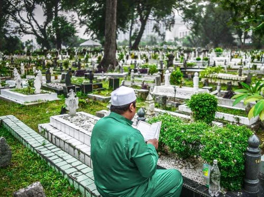 এই ৬টি আমল আপনাকে রক্ষা করবে কবরের আজাব থেকে