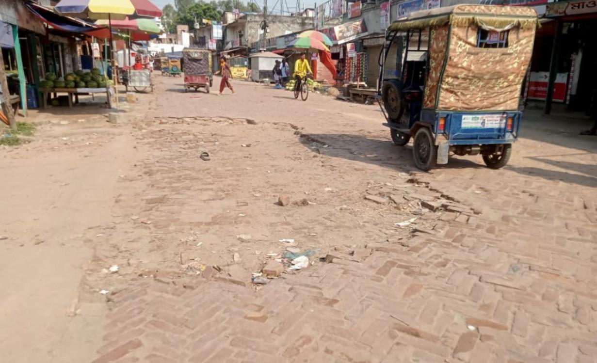 লৌহজংয়ের মাওয়া চৌরাস্তা-পুরাতনঘাট সড়কটির বেহাল অবস্থা