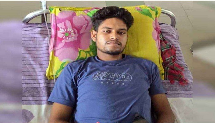 ছেলেকে বাঁচাতে দুয়ারে দুয়ারে কাঁদছেন মা