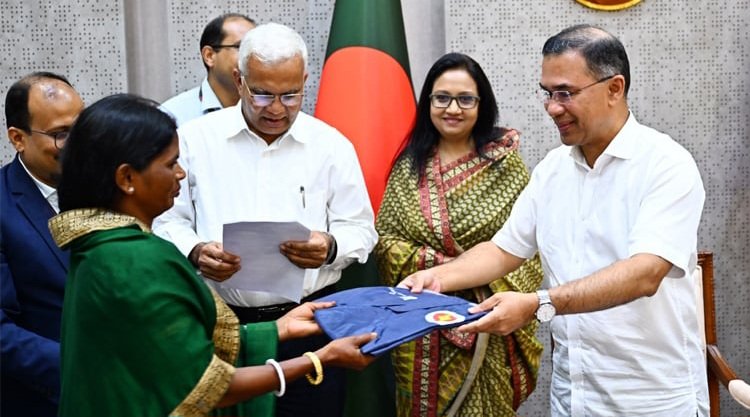 সমাজের সবাই এগিয়ে এলে অনেক বড় সমস্যার সমাধান করা সম্ভব: প্রধানমন্ত্রী