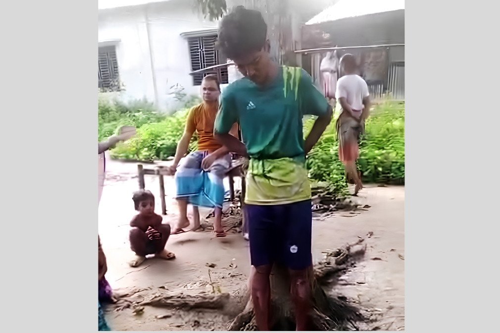 চাঁদপুরে মোবাইল চুরির সন্দেহে যুবককে গাছে বেঁধে নির্যাতনের অভিযোগ