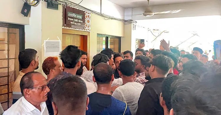 নাটোরে ফ্যামিলি কার্ডের নিয়োগ নিয়ে বিক্ষোভ