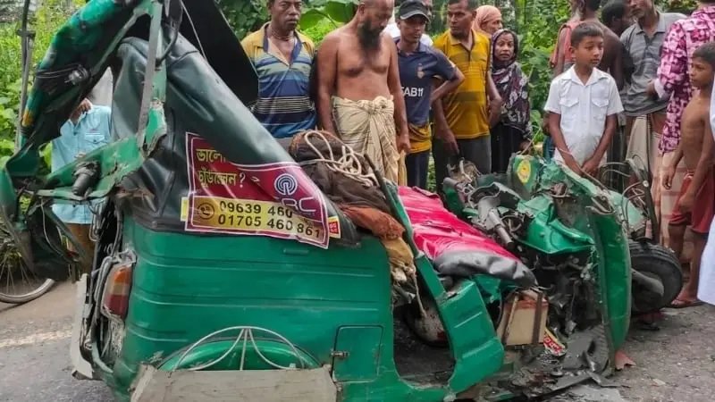 সিরাজগঞ্জে অটোরিকশায় ট্রাকের ধাক্কা, ২ জনের মৃত্যু