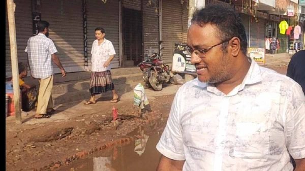 ভাঙ্গা সড়কে মানববন্ধন করায় শিক্ষার্থী ও জনগনকে শাসালেন প্রকৌশলী