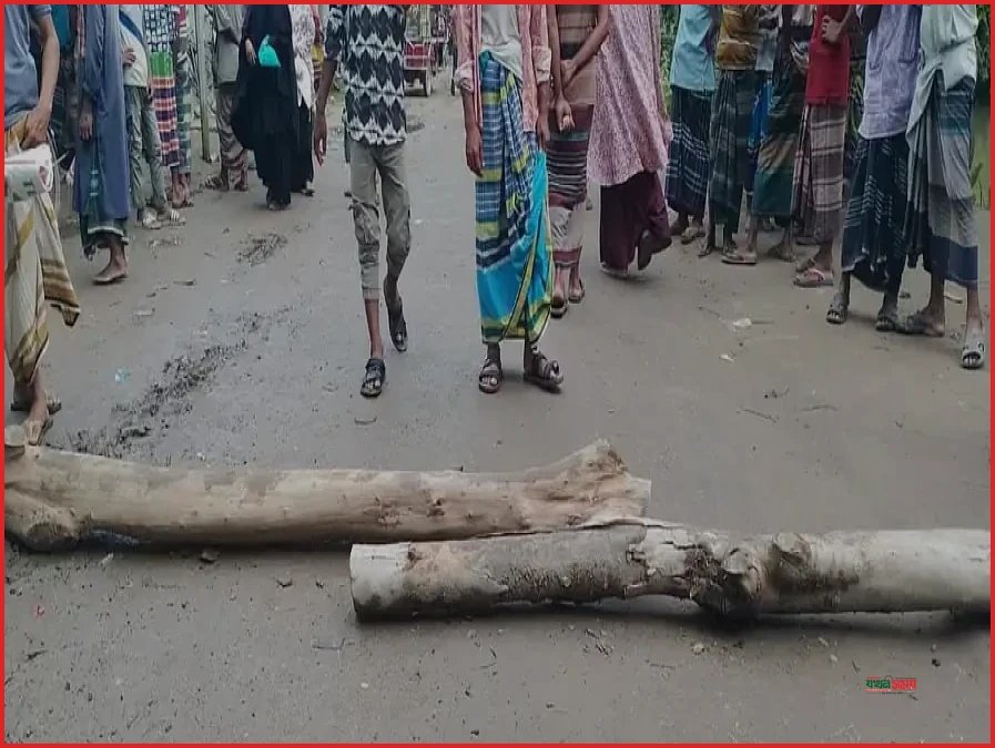 কুড়িগ্রামে সারের দাবিতে সড়ক অবরোধ, কৃষি কর্মকর্তা অবরুদ্ধ