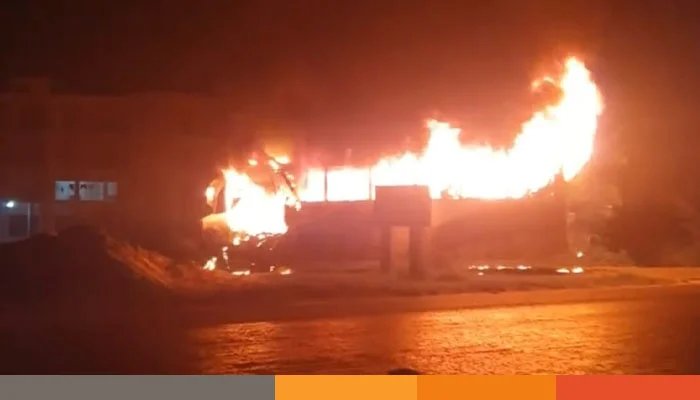 ফরিদপুরে আগুনে পুড়লো পুলিশ হেফাজতে থাকা বাস