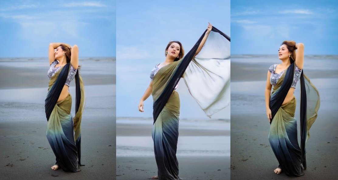 সমুদ্রতীরে মুগ্ধতা ছড়ালেন দীঘি
