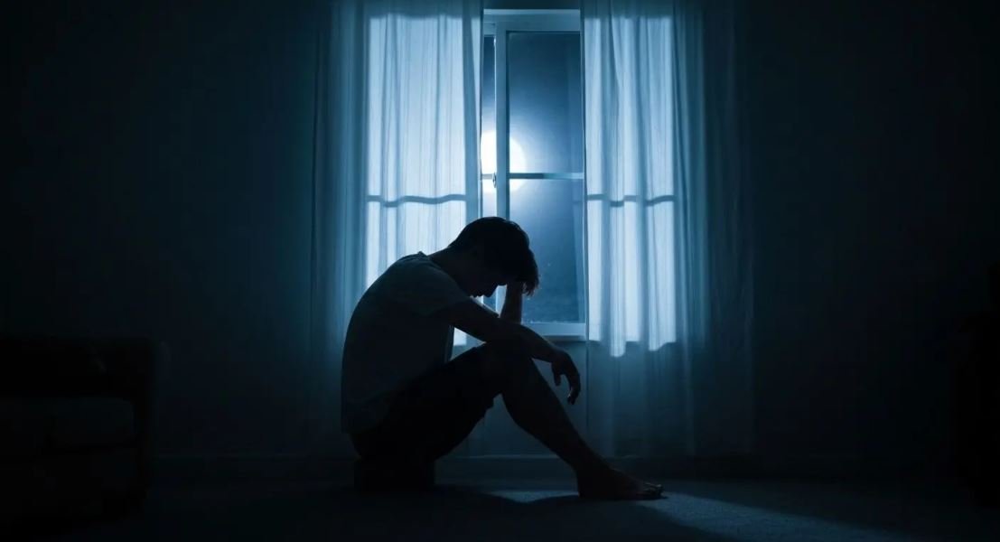 রাত হলেই বাড়েছে বিষণœতা? জেনে নিন প্রতিকার