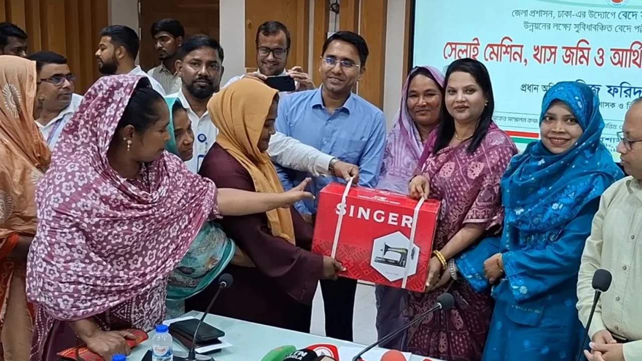 বেদেপল্লীর ৪০ পরিবারকে খাস জমি দিলো ঢাকা জেলা প্রশাসন