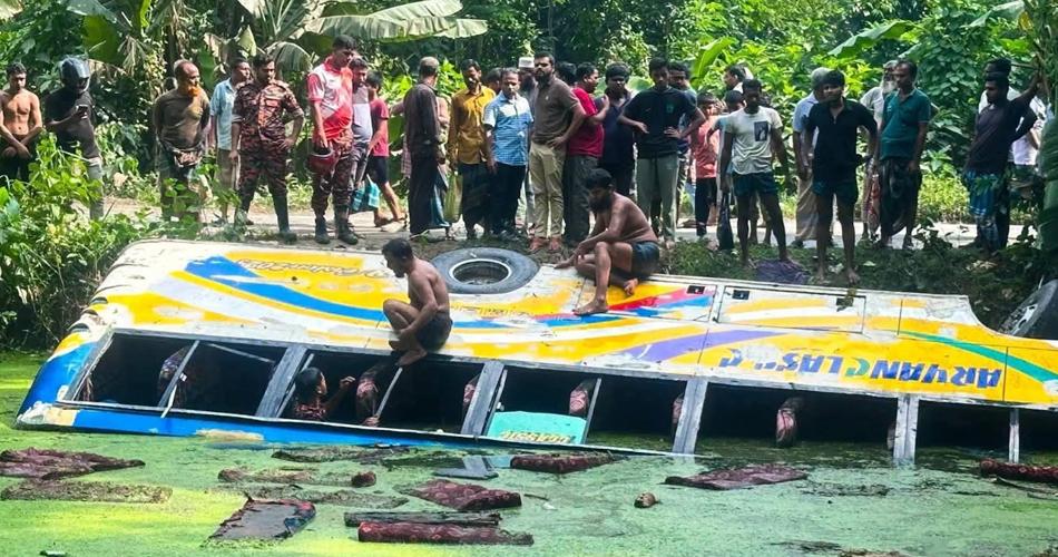 যাত্রী নিয়ে পুকুরের মধ্যে বাস, একজনের লাশ উদ্ধার