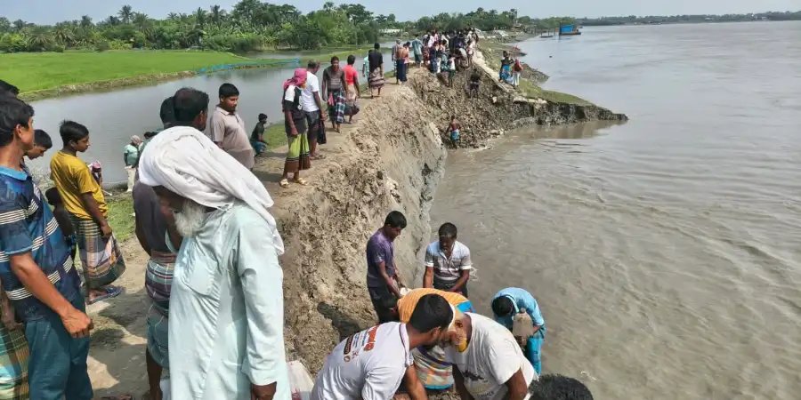 আশাশুনির প্রতাপনগরে ১০০ মিটার ওয়াবদা বেড়িবাঁধের বড় অংশ নদীগর্ভে
