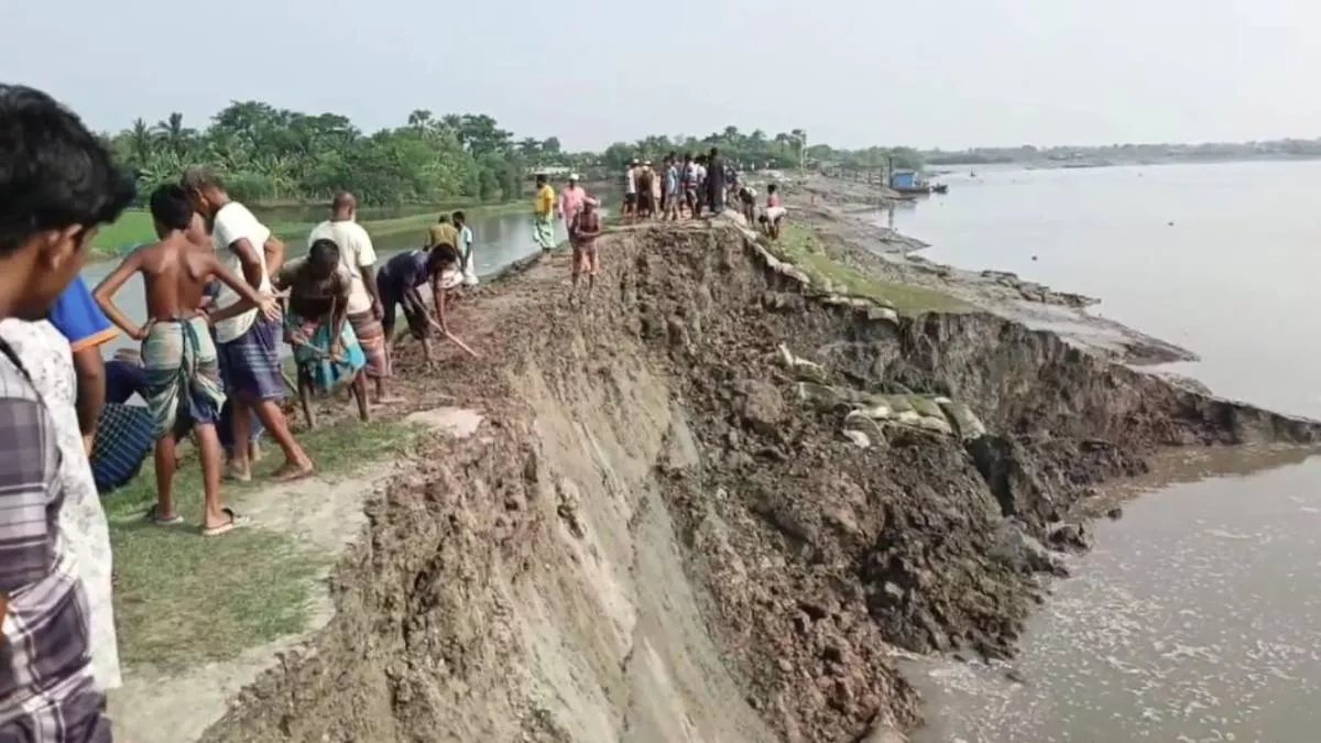 প্রতাপগরে ওয়াবদা বেড়িবাঁধে ভাঙ্গন, বাঁধ রক্ষায় এলাকাকাসীর চেষ্টা