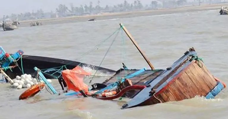 বঙ্গোপসাগরের ট্রলার ডুবি দুই জেলে নিখোঁজ