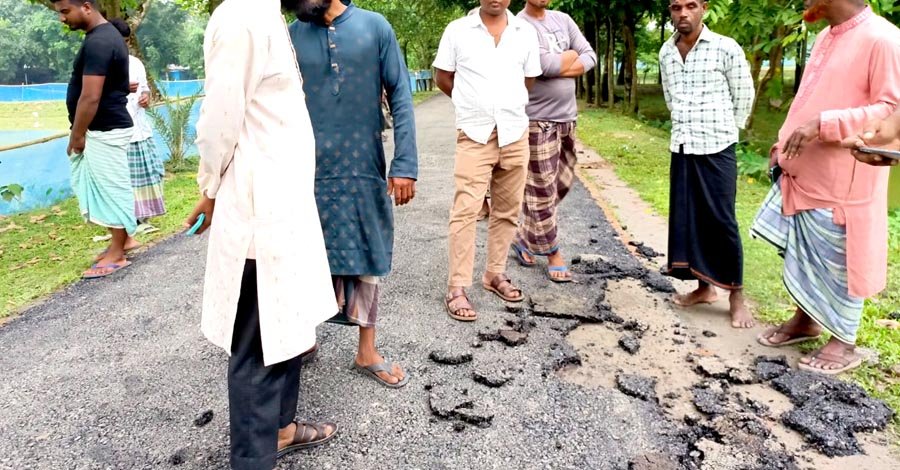 দুই কোটি টাকার সড়কে হাত দিলেই উঠে যাচ্ছে কার্পেটিং