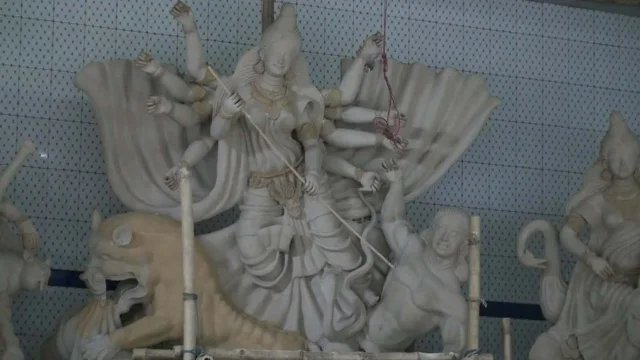 হিলিতে দুর্গাপূজার শেষ মুহূর্তের প্রস্তুতি, প্রতিমা তৈরিতে ব্যস্ত কারিগররা