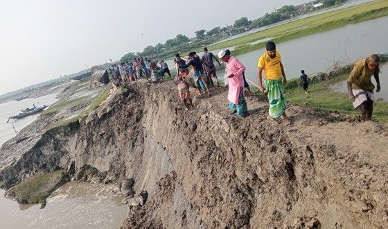 আশাশুনির খোলপেটুয়া নদীর বেড়িবাঁধে ধস, ভাঙনের শঙ্কা