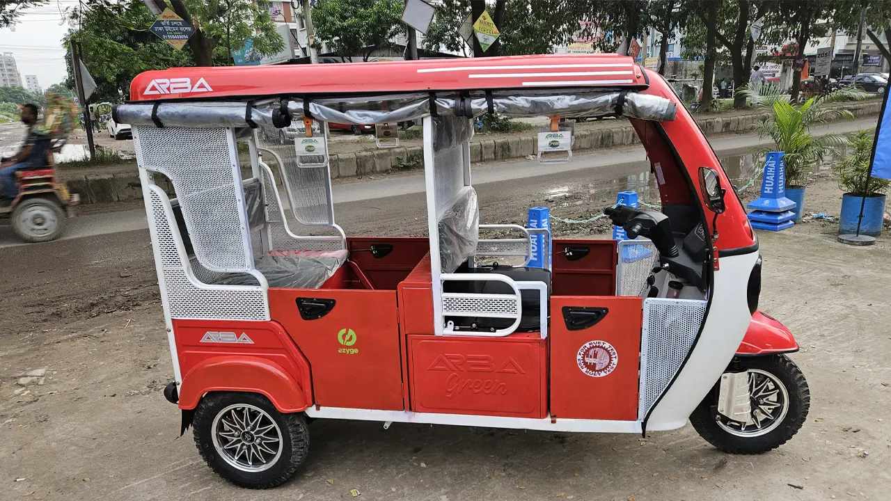 ই-রিকশার অনিয়ন্ত্রিত দাপট  নগর পরিবহণে বিশৃঙ্খলা দূর হোক