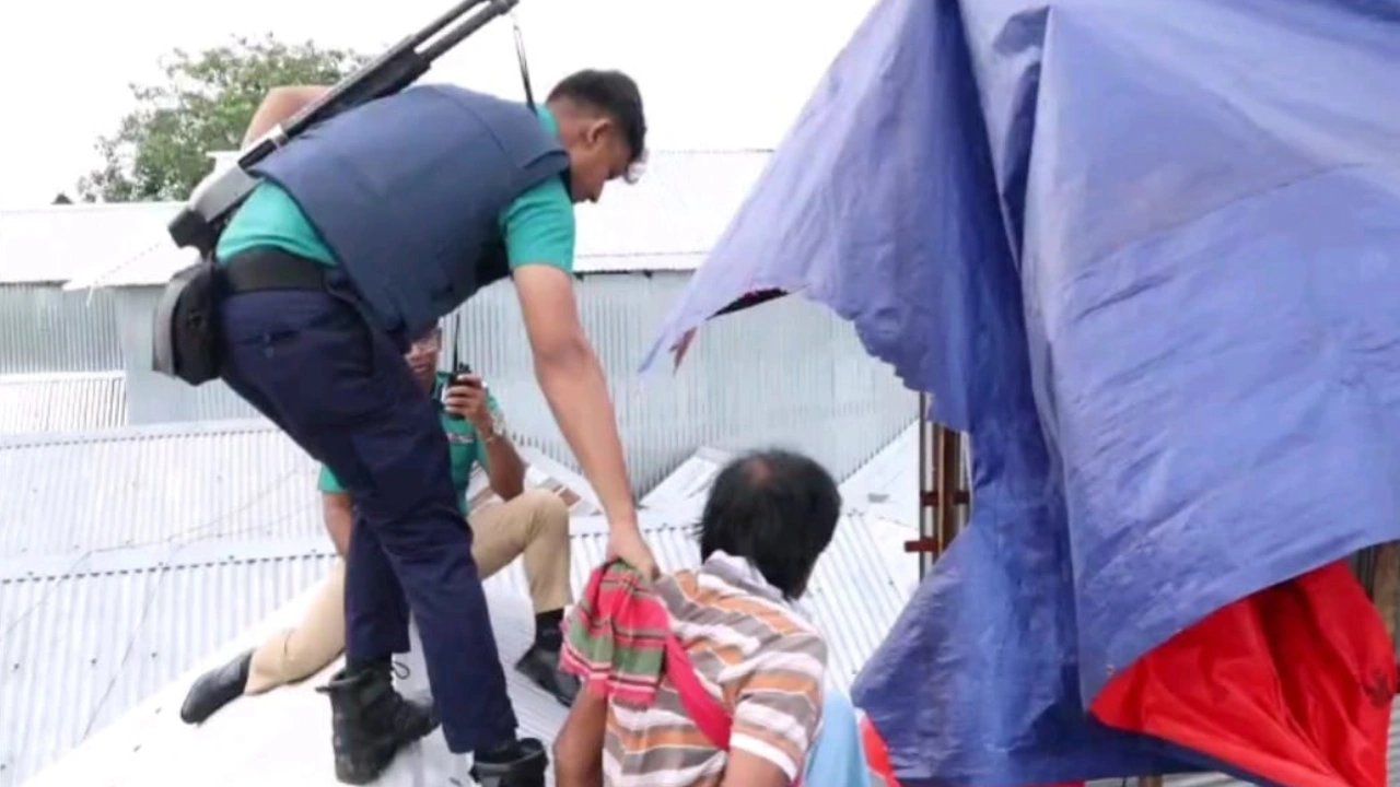 কালীগঞ্জে আসামি ধরতে গিয়ে পুলিশের সঙ্গে বাগবিত-া-ধস্তাধস্তি