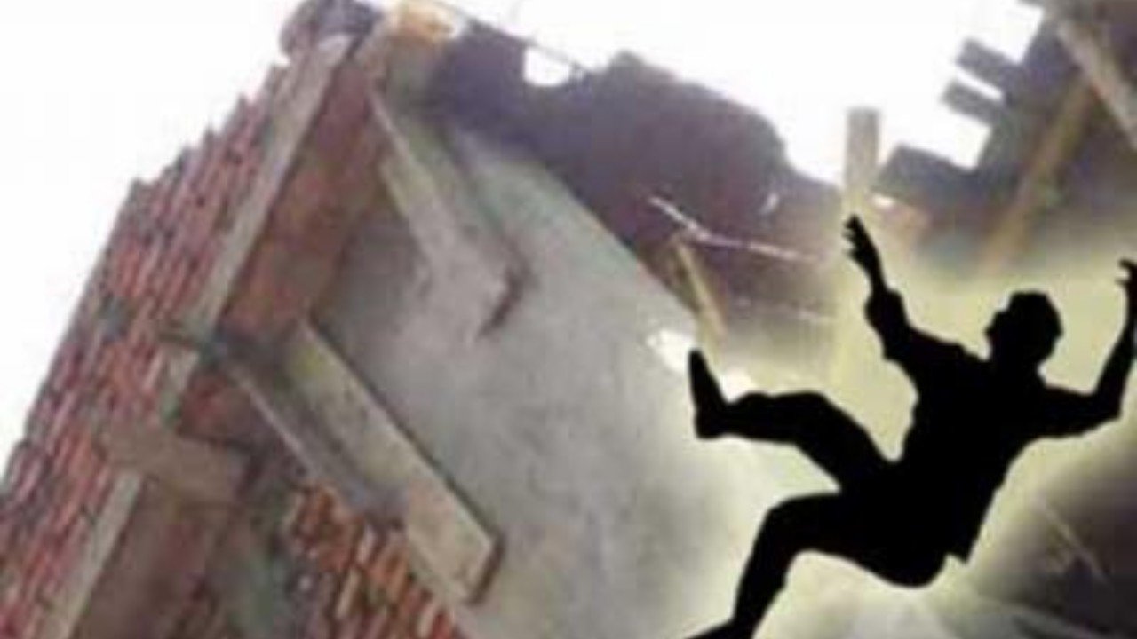 চাঁদপুরে ভবনের ছাদ থেকে পড়ে ঠিকাদারের করুণ মৃত্যু