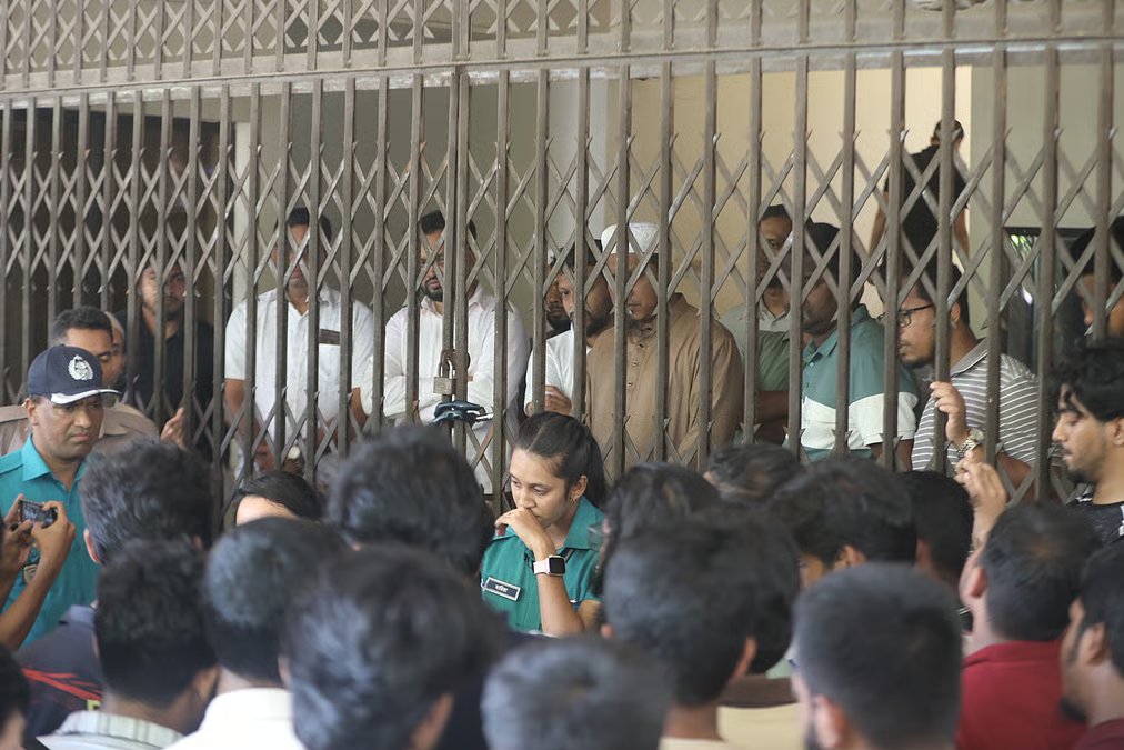 ২৪ ঘণ্টা অবরুদ্ধ ইঞ্জিনিয়ারিং কলেজের অধ্যক্ষ