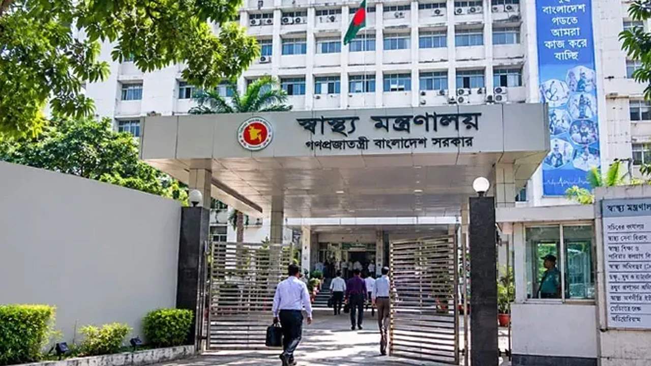 হাসপাতালের স্বাস্থ্যসেবা তদারকিতে মাঠে নামছেন স্বাস্থ্য মন্ত্রণালয়ের ৫৪ কর্মকর্তা