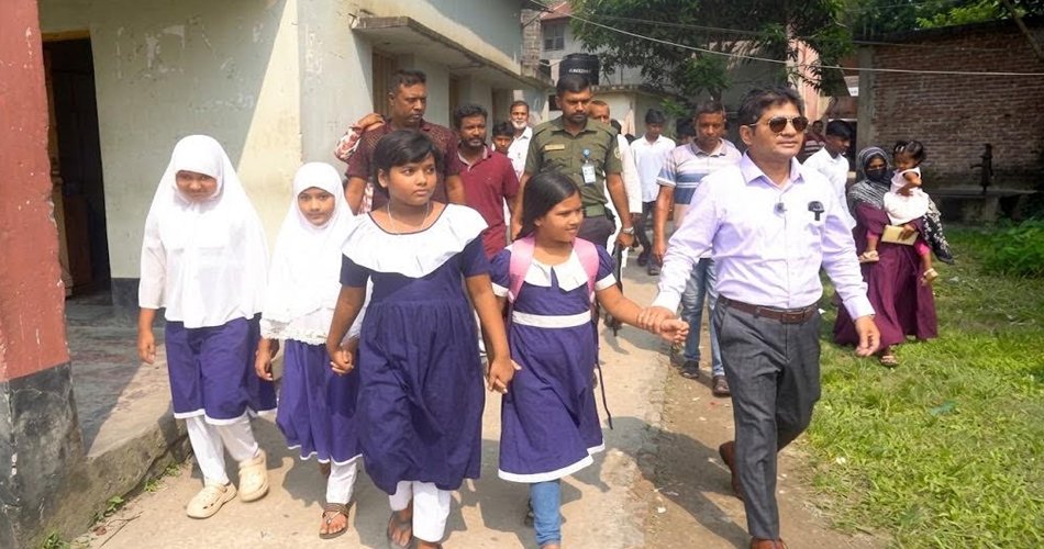 বাবার মুখে রুটি তুলে দেওয়া তুবাকে স্কুলে নিয়ে গেলেন ইউএনও