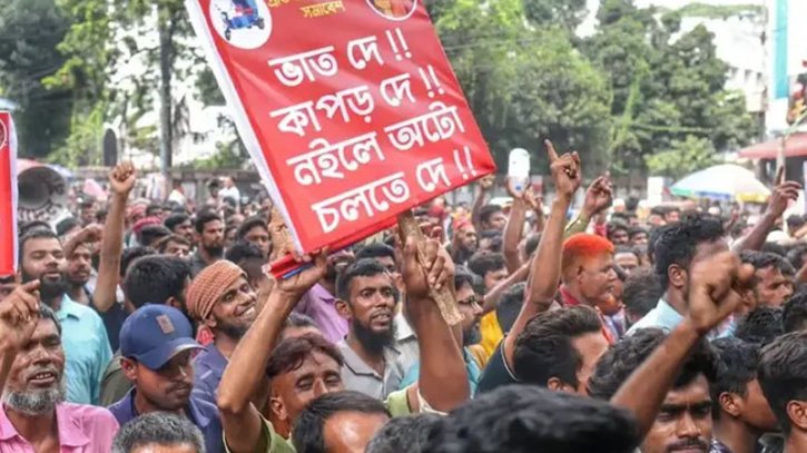 রাজধানীতে সড়ক অবরোধ করে বিক্ষোভ অটোরিকশা চালকদের