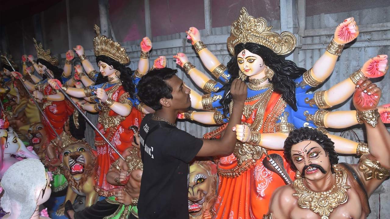 কলমাকান্দায় ৬১টি পূজাম-পে দূর্গাপূজার প্রস্তুতি, প্রতিমা তৈরিতে ব্যস্ত শিল্পীরা