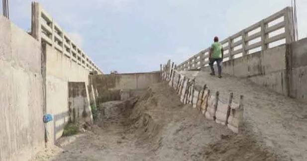 ঈশ^রদীতে সাড়ে সাত কোটি টাকার সেতুতে ফাটল, ৬ বছরেও শেষ হয়নি কাজ