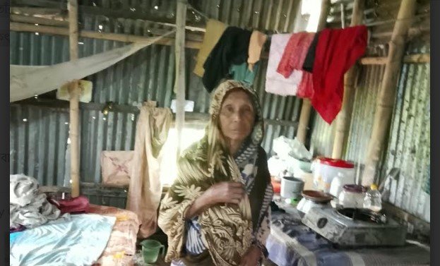 ইসলামপুরে নদীভাঙনে নিঃস্ব বিধবা আছিয়া, মানবেতর জীবনযাপন