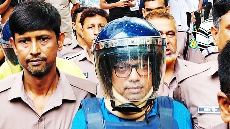 সিঁড়ি বেয়ে ওঠানো ও পেছনে হাতকড়া নিয়ে বিচারকের কাছে পলকের ক্ষোভ