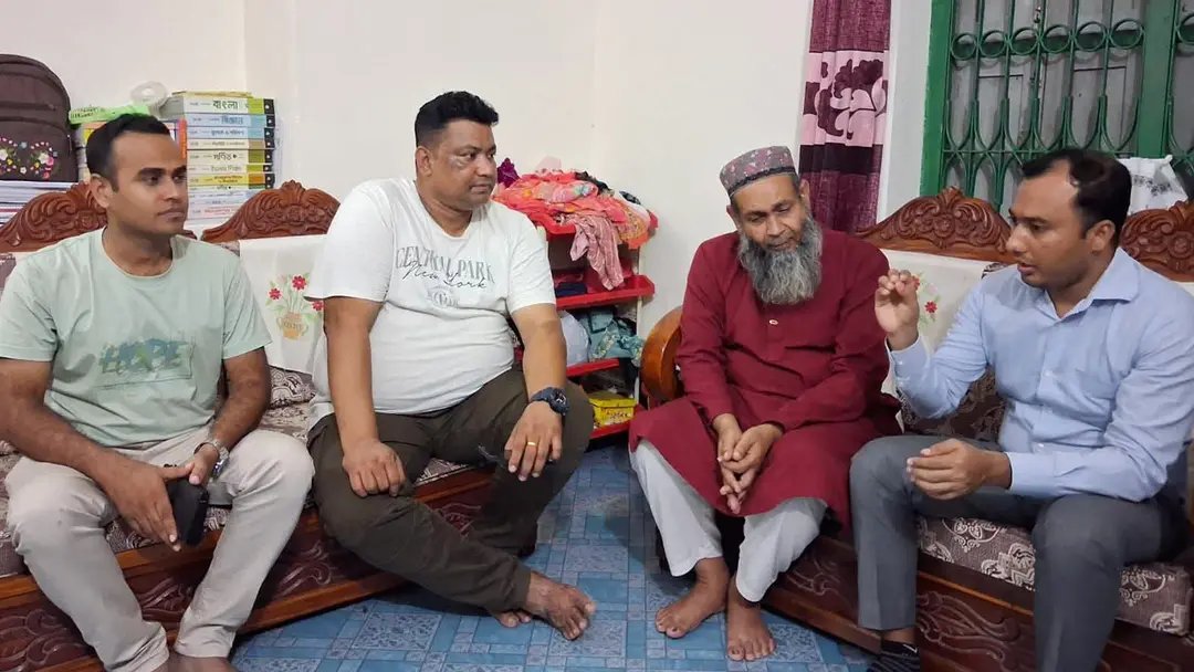 প্রধানমন্ত্রীর নির্দেশে কুষ্টিয়ায় আটক শিক্ষককে বাড়ি পৌঁছে দিল পুলিশ