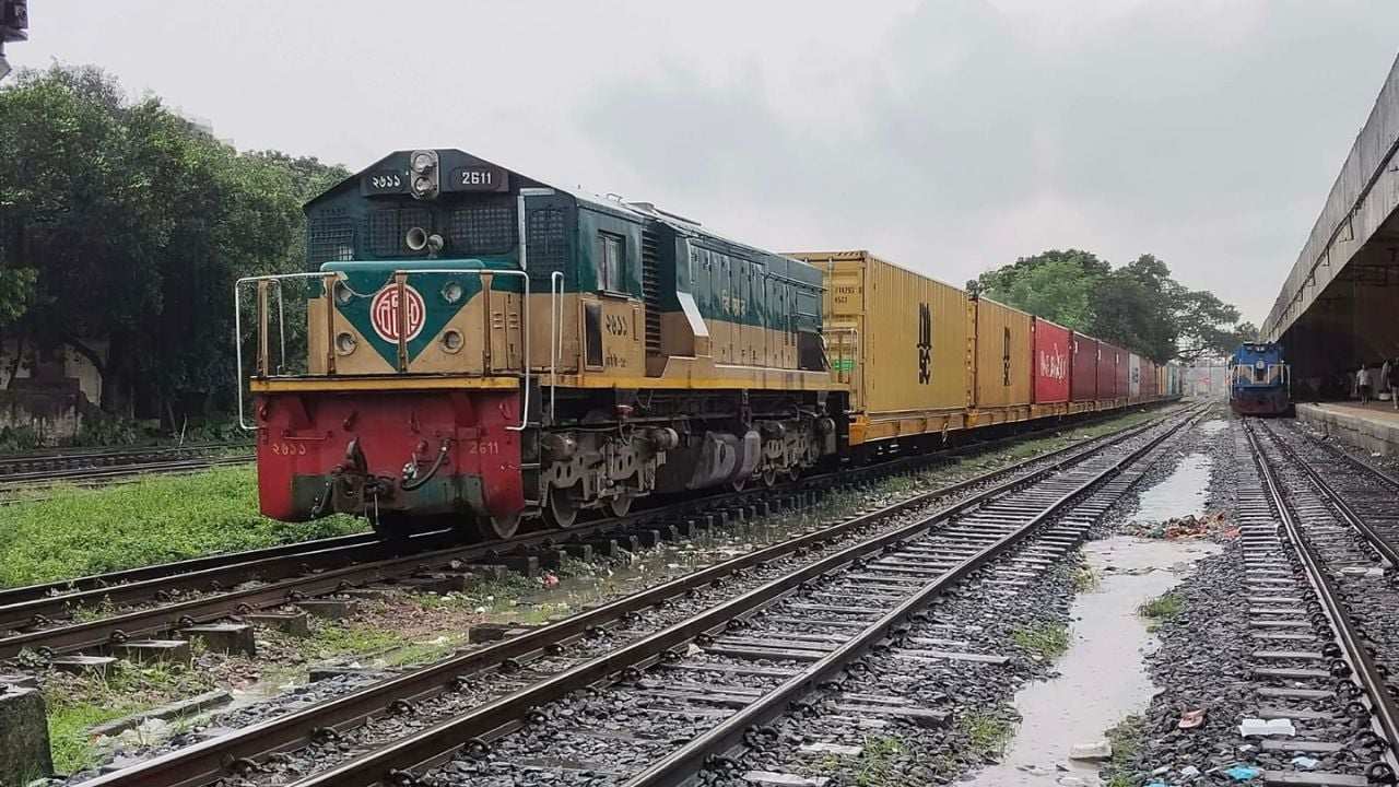 ইঞ্জিন সঙ্কটে তলানিতে রেলপথে পণ্য পরিবহন